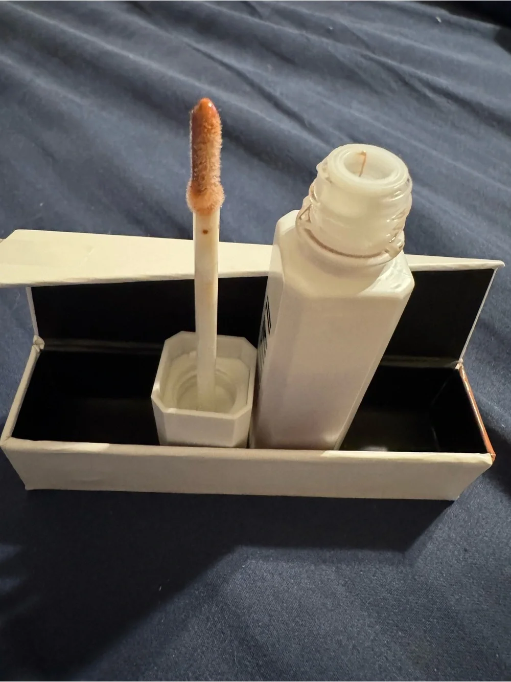 IL MAKIAGE Uncensored Lip Plumper Color Lights On - White and Black Packaging